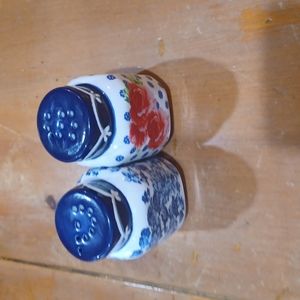 Pioneer woman salt and pepper shakers